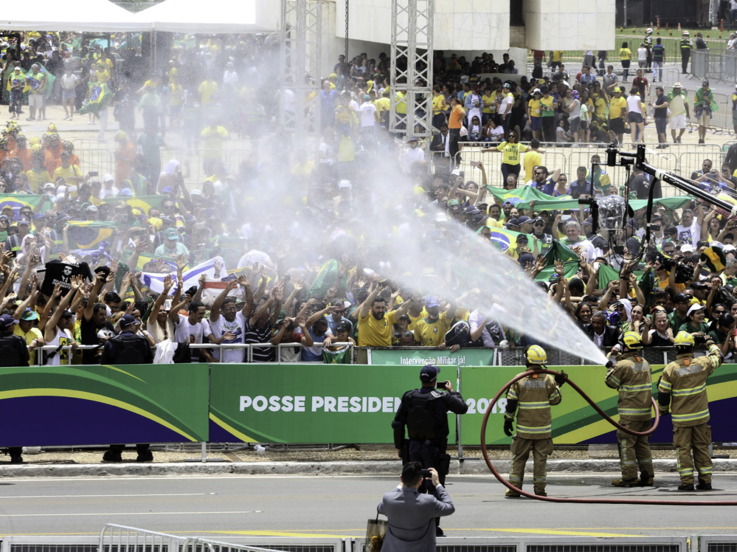 Brasil Right Wing spray water to cool down supporters of Brazilian President-elect Jair Bolsonaro, as they gather to wait for his inauguration ceremony. Belatina