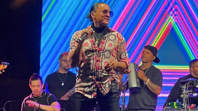 Latino ‘Merenguero’ Elvis Crespo Rocks the Stage on One of the Hottest Latin Fiestas, Unidos en la Música