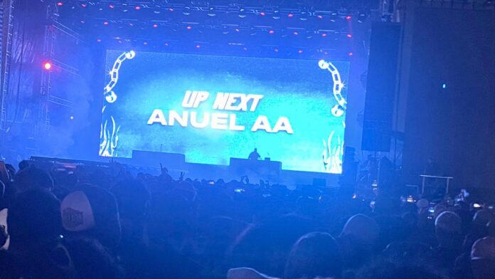 Fans Chanted ‘Ferxxo’ As They Waited for a Tardy Anuel AA to Come on Stage at Vibra Urbana