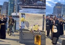 Flowers and Mariachis Fill the Air Following Mexican Ship Crash at Brooklyn Bridge Flowers and Mariachis Fill the Air Following Mexican Ship Crash at Brooklyn Bridge
